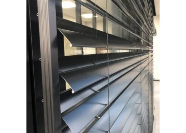 Raffstores Z90 - 100 x 150 mit Antrieb