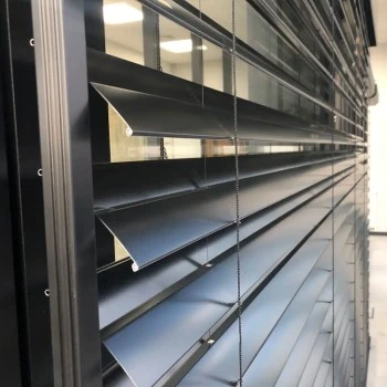 Raffstores Z90 - 150 x 150 mit Antrieb 2