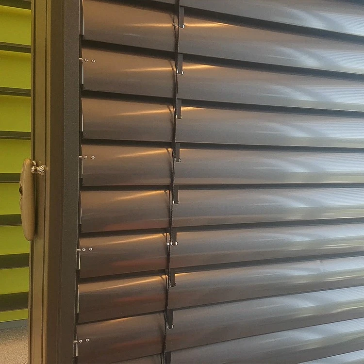 Raffstores C80 - 150 x 150 mit Antrieb
