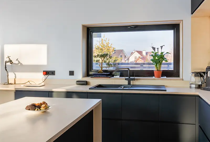 Moderne K&uuml;che mit Fenster &uuml;ber der Arbeitsplatte und einer feuchtigkeitsbest&auml;ndigen Innenfensterbank f&uuml;r den t&auml;glichen Gebrauch