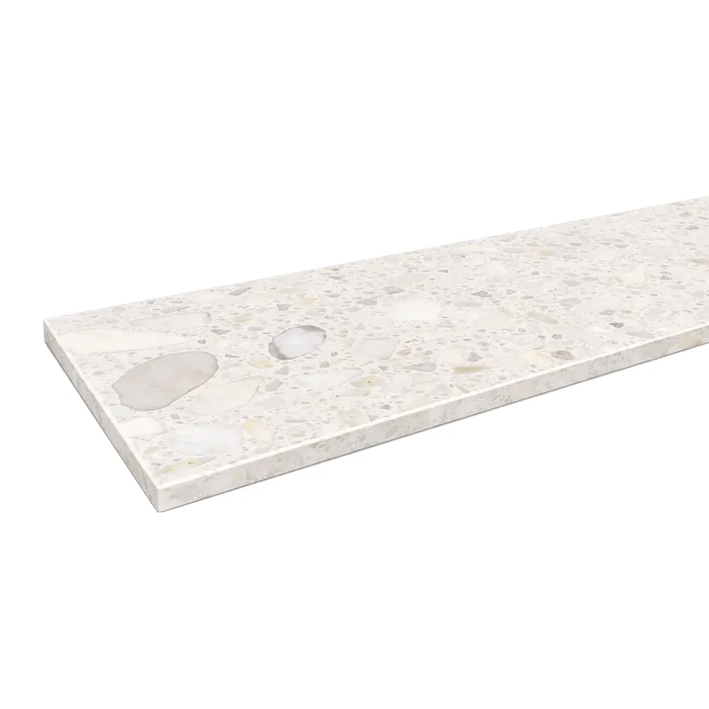 Innenfensterbank aus Agglo-Marmor &bdquo;Calacatta&ldquo; (100 &times; 150 mm) mit abgerundeter Ecke und gefaster Kante.
