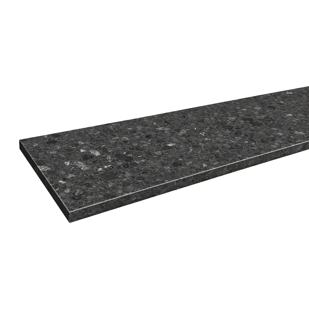 Innenfensterbank aus Agglo-Marmor &bdquo;Carnico&ldquo; (100 &times; 150 mm) mit abgerundeter Ecke und gefaster Kante.