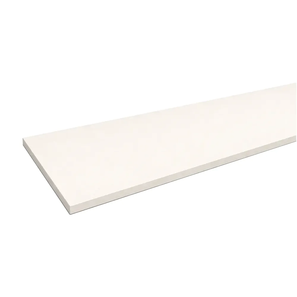 Innenfensterbank aus Agglo-Marmor &bdquo;Crystal White&ldquo; (100 &times; 150 mm) mit abgerundeter Ecke und gefaster Kante.