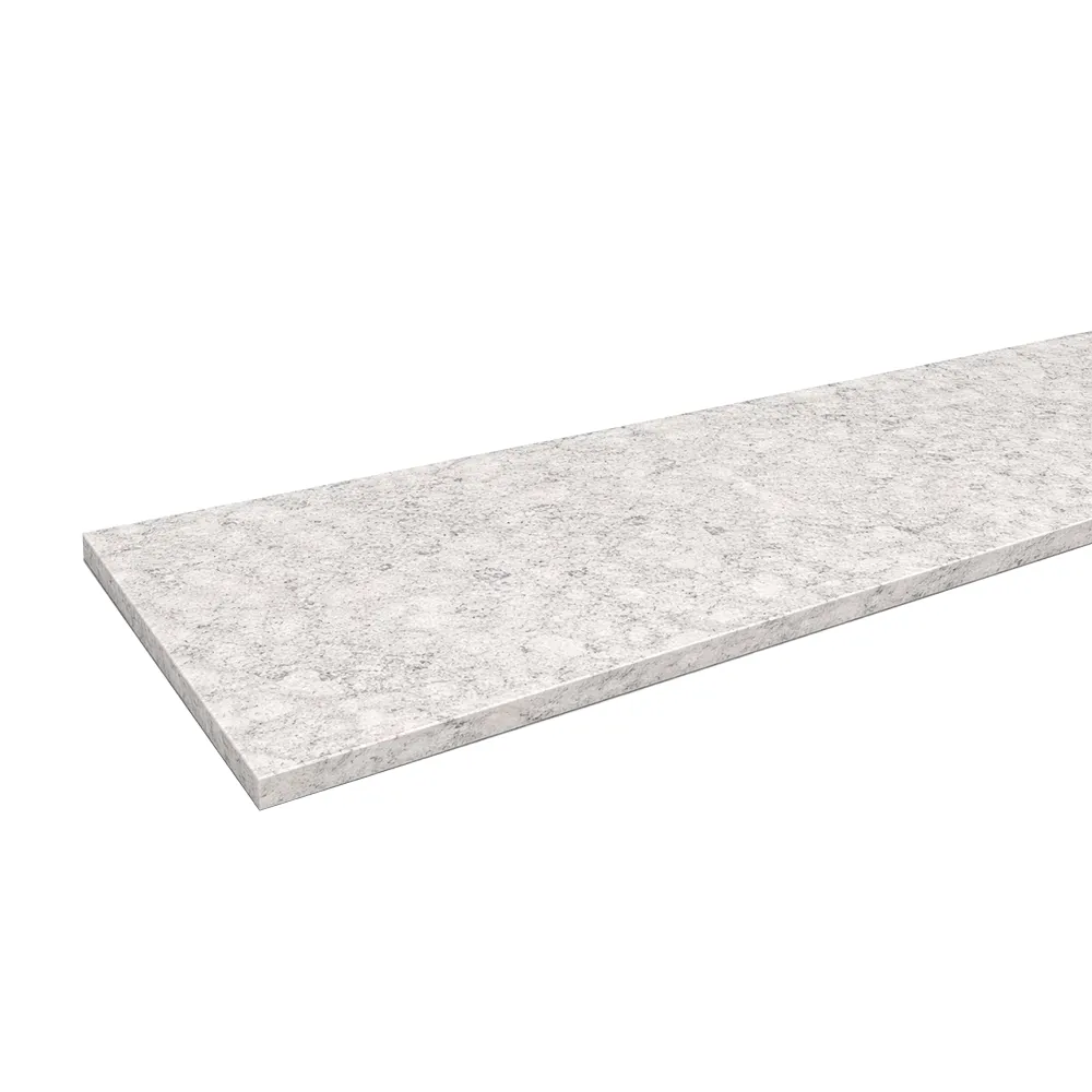 Innenfensterbank aus Agglo-Marmor &bdquo;Misty White&ldquo; (100 &times; 150 mm) mit abgerundeter Ecke und gefaster Kante.