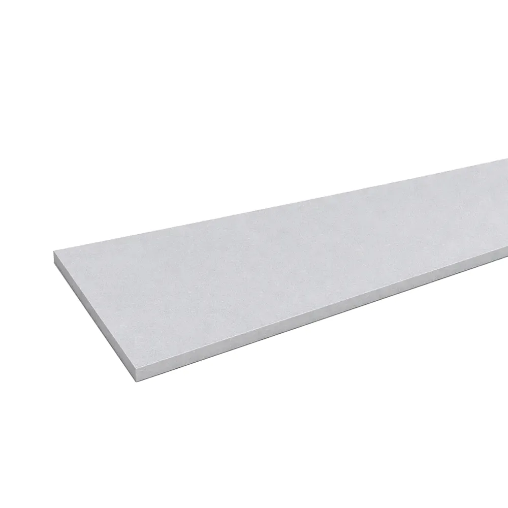 Innenfensterbank aus Agglo-Marmor &bdquo;Silver Grey&ldquo; (100 &times; 150 mm) mit abgerundeter Ecke und gefaster Kante.