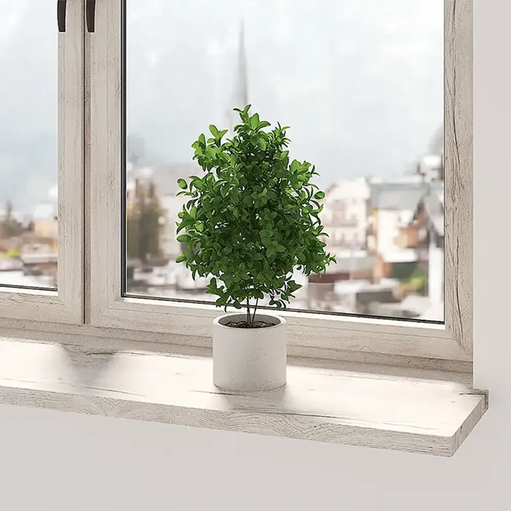 MDF-Innenfensterbank in heller Holzoptik mit einem Blumentopf auf der Fensterbank, moderner Innenraum mit Blick nach drau&szlig;en.
