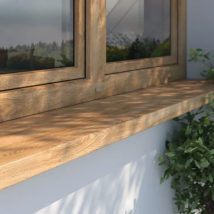 Holzdekor-Au&szlig;enfensterbank unter einem Holzfenster an einer hellen Fassade montiert.