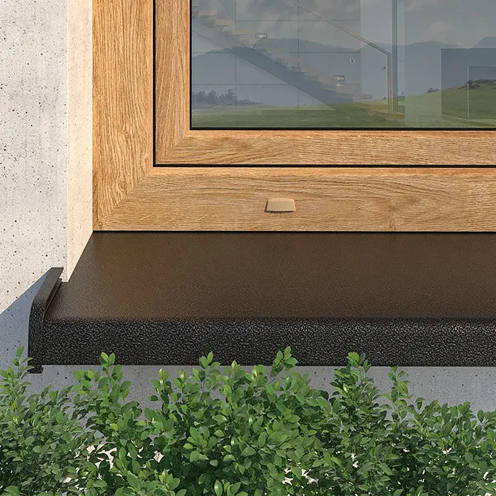 Stahl-Au&szlig;enfensterbank in dunkler Struktur unter einem Holzfenster an einer hellen Fassade montiert.