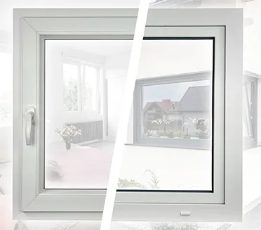 PVC-Fenster in Wei&szlig; auf beiden Seiten &ndash; Vergleichsansicht von Innenraum und Fassade.