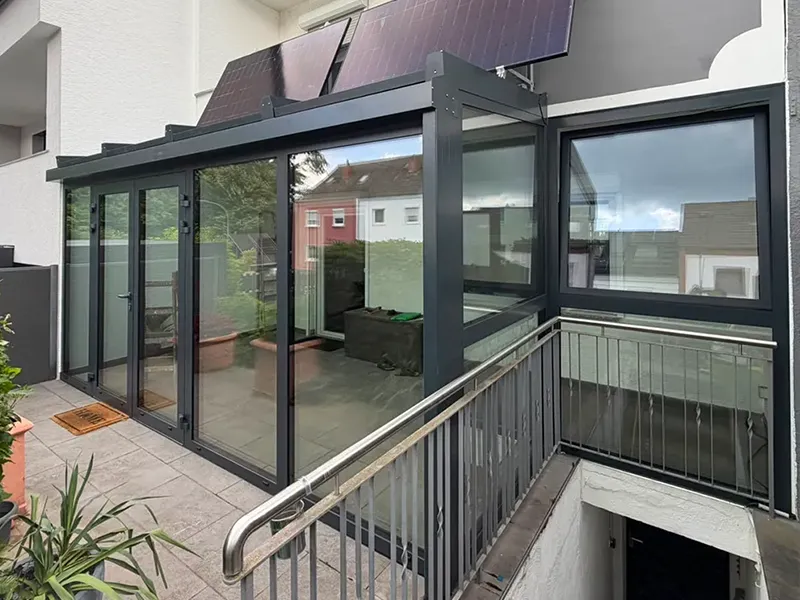 /content/moderner-wintergarten-aus-aluminium-in-ral-7016