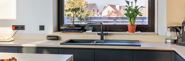 Welche Fensterbank für die Küche wählen? Materialien im Vergleich & praktische Tipps